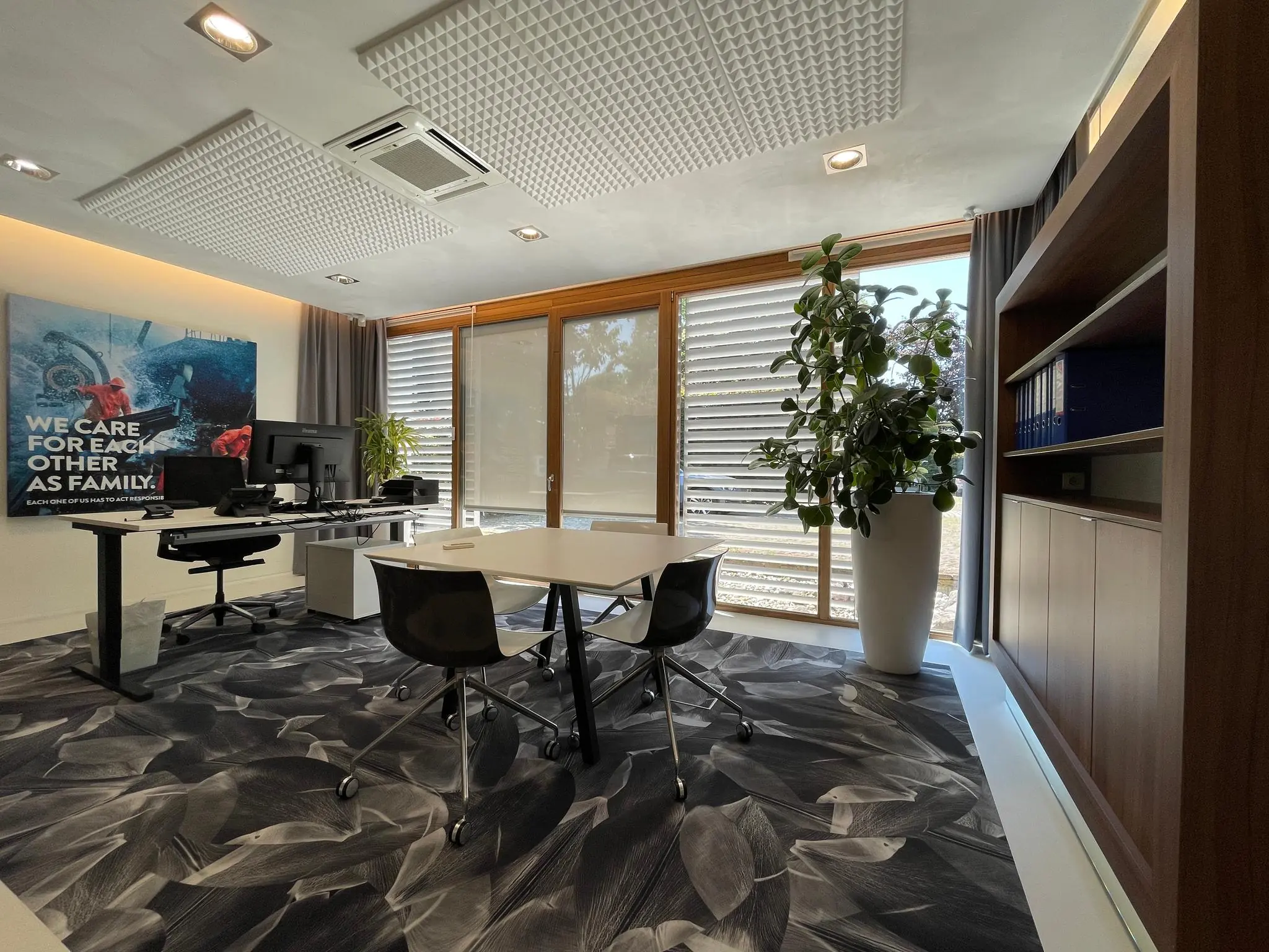 Modern kantoor aan de Charloisse Lagedijk met grote ramen, planten, kunst aan de muur en een strak interieurontwerp.